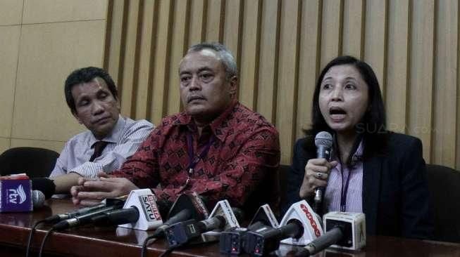 Jumpa pers terkait dana kampanye yang dihadiri Direktur Pencegahan KPK Pahala Nainggolan, Sekjen Bawaslu Gunawan Suswantoro, Komisioner KPK Ida Budiarti, Dirjen Otonomi Daerah Kemendagri Soni Sumarsono. [Suara.com/Oke Atmaja]