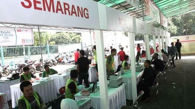 Bank Negara Indonesia (BNI) membuka pendaftaran mudik gratis di Parkir Timur Senayan, Jakarta, Rabu (29/6).[Suara.com/Oke Atmaja]