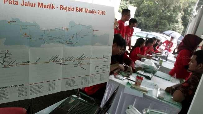 Bank Negara Indonesia (BNI) membuka pendaftaran mudik gratis di Parkir Timur Senayan, Jakarta, Rabu (29/6).[Suara.com/Oke Atmaja]