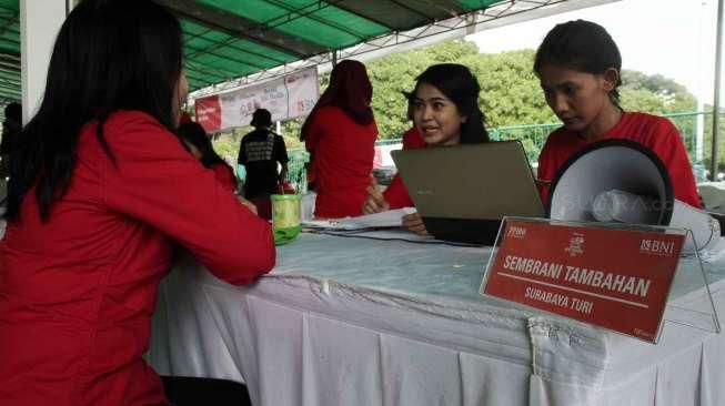 Bank Negara Indonesia (BNI) membuka pendaftaran mudik gratis di Parkir Timur Senayan, Jakarta, Rabu (29/6).[Suara.com/Oke Atmaja]