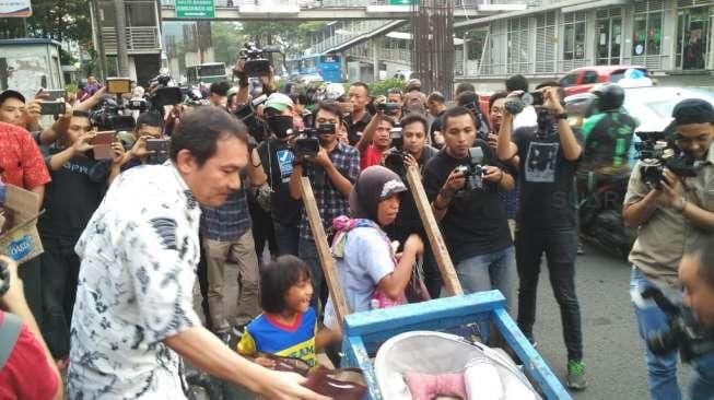 Pimpinan KPK Turun ke Jalan Bagikan Takjil Kepada Manusia Gerobak