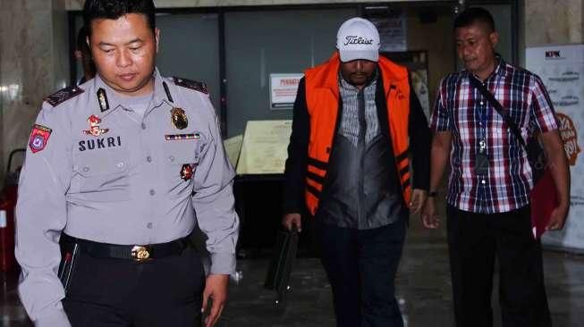 Anggota Komisi III DPR RI, Putu Sudiartana, tampak mengenakan rompi warna jingga, usai menjalani pemeriksaan 1x24 jam pasca OTT KPK, di Gedung KPK, Jakarta, Kamis (30/6) dinihari. [Suara.com/Oke Atmaja]