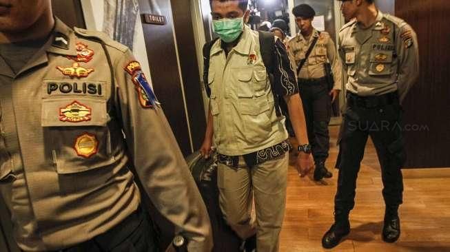 Penyidik KPK membawa sejumlah alat bukti usai menggeledah ruangan anggota Komisi III DPR RI Fraksi Partai Demokrat, I Putu Sudiartana di Kompleks Parlemen, Senayan, Jakarta, Kamis (30/6).[Suara.com/Kurniawan Mas'ud]