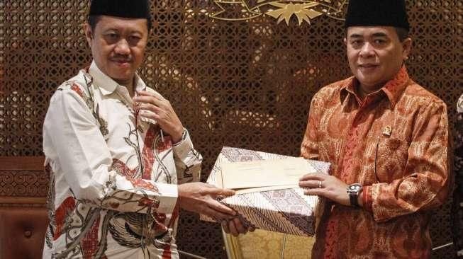 Ketua Komisi Yudisial (KY) RI Aidul Fitriciada bertemu dengan Ketua DPR RI Ade Komarudin di Kompleks Parlemen, Senayan, Jakarta, Kamis (30/6).[Suara.com/Kurniawan Mas'ud]