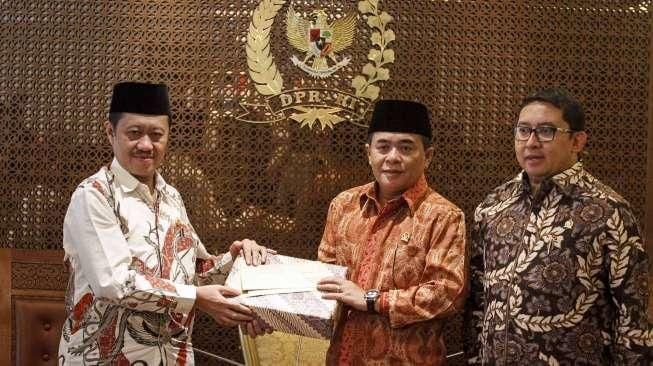 Ketua Komisi Yudisial (KY) RI Aidul Fitriciada bertemu dengan Ketua DPR RI Ade Komarudin di Kompleks Parlemen, Senayan, Jakarta, Kamis (30/6).[Suara.com/Kurniawan Mas'ud]