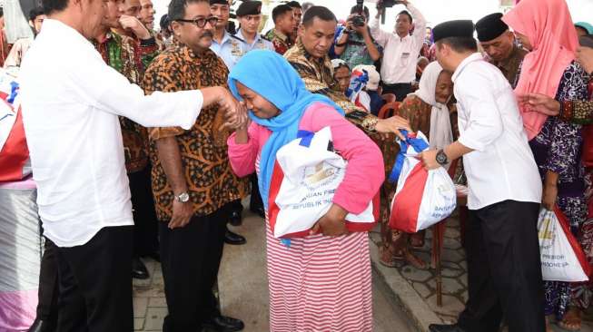 Presiden Joko Widodo membagikan sembako kepada warga di beberapa tempat di Kota Seorang, Banten, Kamis (30/6/2016). [Setpres RI]