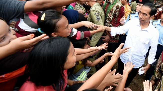 Presiden Joko Widodo membagikan sembako kepada warga di beberapa tempat di Kota Seorang, Banten, Kamis (30/6/2016). [Setpres RI]