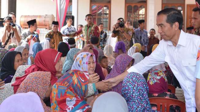 Presiden Joko Widodo membagikan sembako kepada warga di beberapa tempat di Kota Seorang, Banten, Kamis (30/6/2016). [Setpres RI]