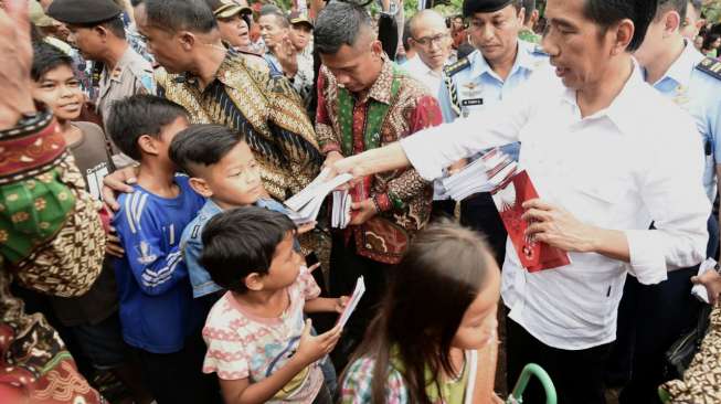 Presiden Joko Widodo membagikan sembako kepada warga di beberapa tempat di Kota Seorang, Banten, Kamis (30/6/2016). [Setpres RI]