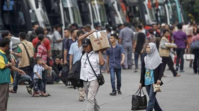 Para calon pemudik yang mulai memadati terminal bus Kampung Rambutan, Jakarta, Jumat (1/7).