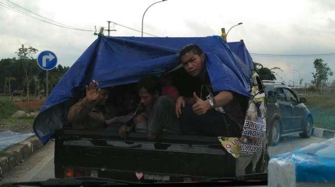 Demi Mudik, Belasan Warga Tegal Ini Berani Melawan Maut di Tol