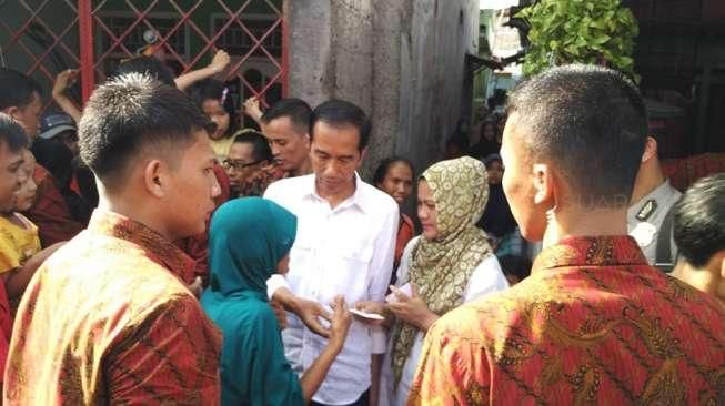 Kahiyang dan Kaesang Ikut Jokowi Berbagi Sembako, Warga Berseri