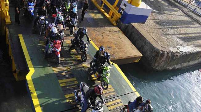 Pemudik yang akan menyebrang ke Pulau Sumatera di Pelabuhan Merak, Banten, Sabtu (2/7).