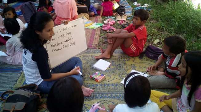 Di Terminal Hujan, Mereka Merenda Harapan