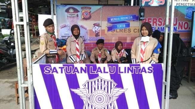 Anak Pramuka Bantu Polisi Atur Lalu Lintas Mudik