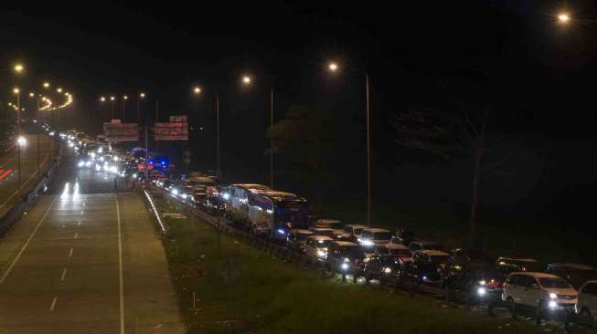 Senin Malam, Jalur Alternatif Pejagan-Slawi Macet Total