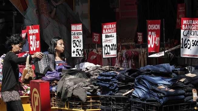 PSBB Diberlakukan, Warga Sukabumi Panic Buying Borong Baju Lebaran