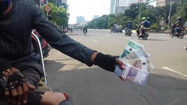 Kisah Penukar Uang di Tepi Jalan Gajah Mada Jakarta