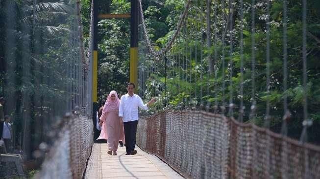 Kampung Halaman Diserang Bom, Jokowi Tetap Blusukan di Padang