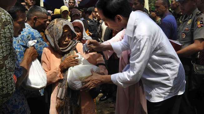 Kasihan, Nenek Ini Pingsan di Depan Jokowi