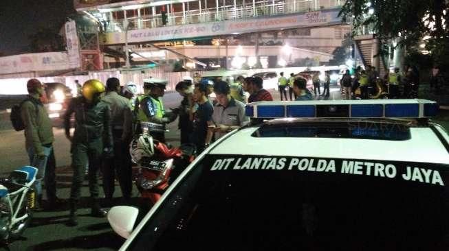 Dini Hari, Polisi Tertibkan Pemotor di Bundaran HI