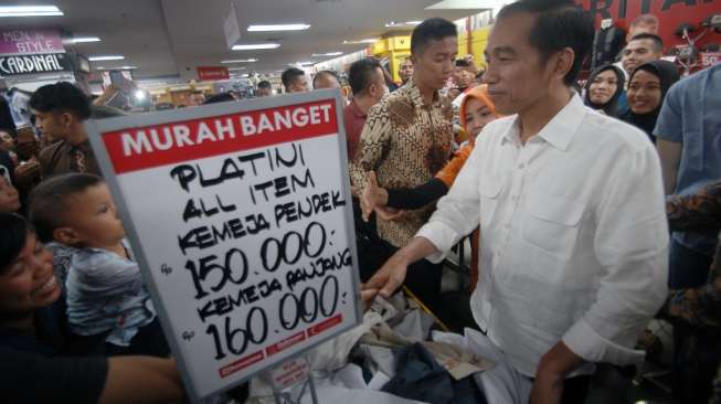 Sambangi Plaza Andalas, Jokowi Cari Kemeja Hijau, Untuk Apa?