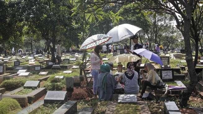 Setelah melaksanakan salat Id, banyak umat muslim melakukan ziarah kubur.  