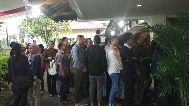 Pejabat dan Rakyat Jelata Berbaur di "Open House" BJ Habibie