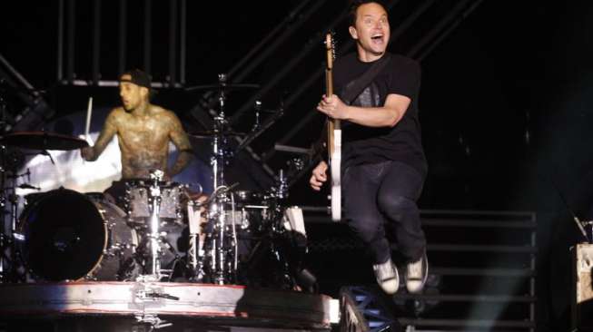 Personel Blink 182 Travis Barker (kiri) dan Mark Hoppus. (AFP)
