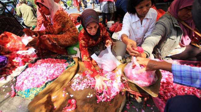 Lebaran, Pedagang Bunga Tabur di Pemakaman Panen Rezeki