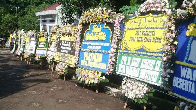 Puluhan Karangan Bunga Berjajar di Rumah Dinas Almarhum Husni