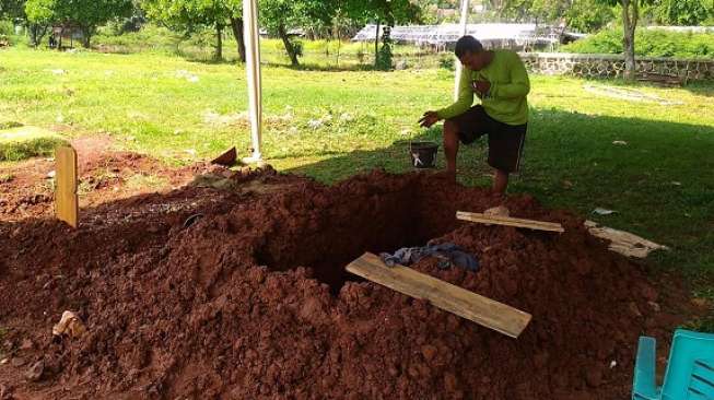 "Rumah Terakhir" Husni di TPU Jeruk Purut Sudah Siap