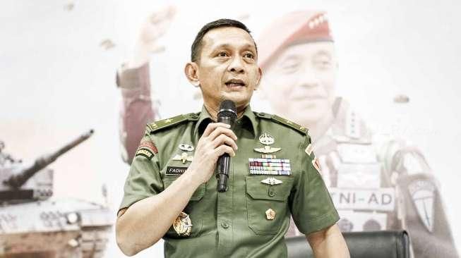 Kadispenad Brigjen MS Fadhilah memberikan keterangan pers terkait jatuhnya Helikopter Bell 205 milik TNI AD buatan Amerika tahun 1976 di Jakarta, Jumat (8/7). [Suara.com/Kurniawan Mas'ud]