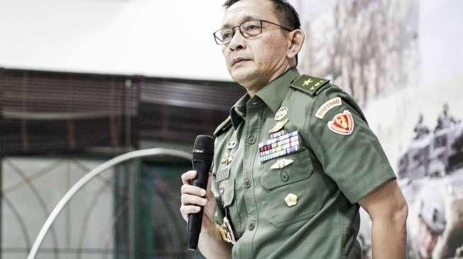 Kadispenad Brigjen MS Fadhilah memberikan keterangan pers terkait jatuhnya Helikopter Bell 205 milik TNI AD buatan Amerika tahun 1976 di Jakarta, Jumat (8/7). [Suara.com/Kurniawan Mas'ud]