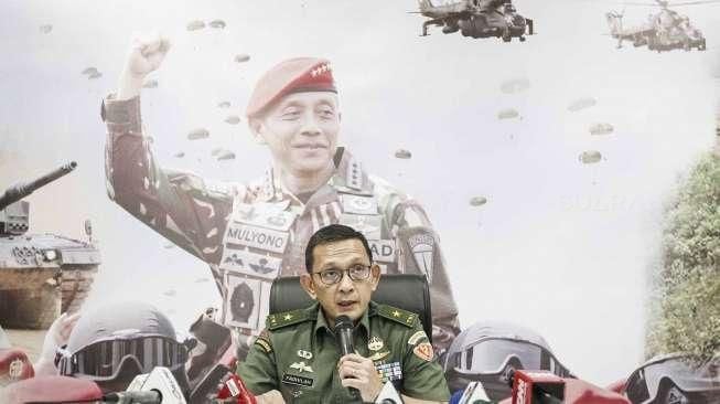 Kadispenad Brigjen MS Fadhilah memberikan keterangan pers terkait jatuhnya Helikopter Bell 205 milik TNI AD buatan Amerika tahun 1976 di Jakarta, Jumat (8/7). [Suara.com/Kurniawan Mas'ud]