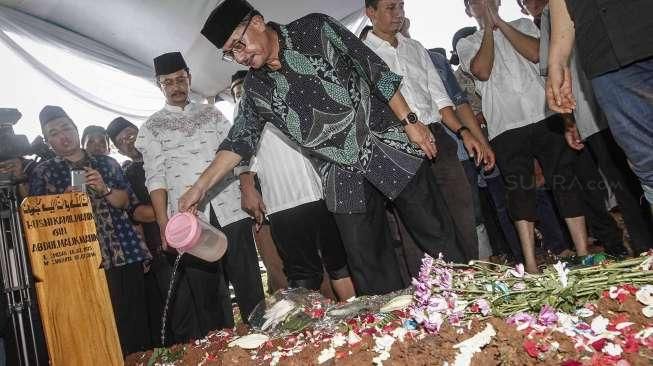 Keluarga dan sejumlah tokoh menghadiri pemakaman Ketua KPU almarhum Husni Kamil Manik di TPU Jeruk Purut, Jakarta, Jumat (8/7).[Suara.com/Kurniawan Mas'ud]