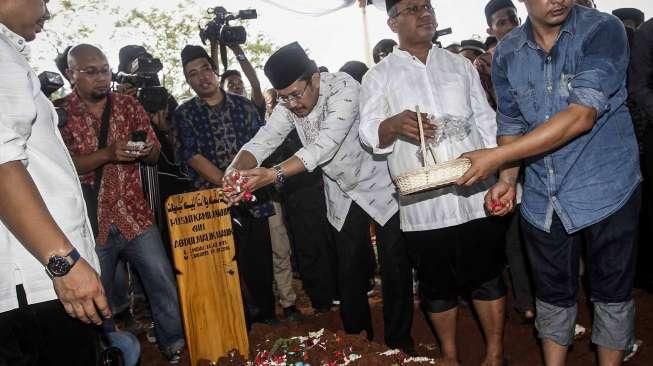 Keluarga dan sejumlah tokoh menghadiri pemakaman Ketua KPU almarhum Husni Kamil Manik di TPU Jeruk Purut, Jakarta, Jumat (8/7).[Suara.com/Kurniawan Mas'ud]