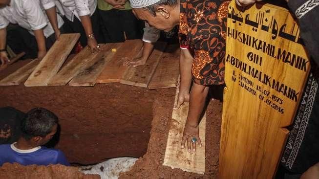 Keluarga dan sejumlah tokoh menghadiri pemakaman Ketua KPU almarhum Husni Kamil Manik di TPU Jeruk Purut, Jakarta, Jumat (8/7).[Suara.com/Kurniawan Mas'ud]