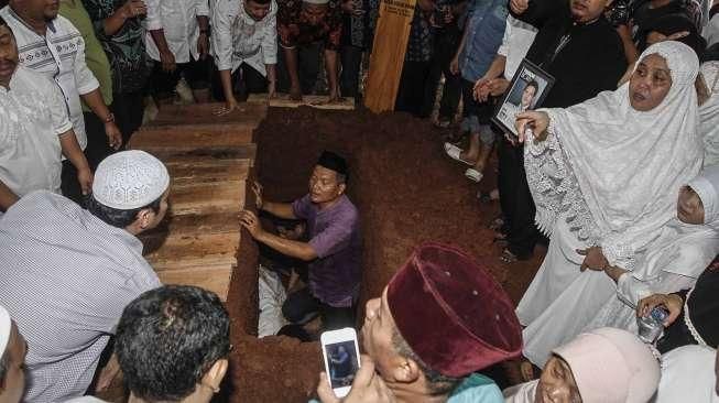 Keluarga dan sejumlah tokoh menghadiri pemakaman Ketua KPU almarhum Husni Kamil Manik di TPU Jeruk Purut, Jakarta, Jumat (8/7).[Suara.com/Kurniawan Mas'ud]