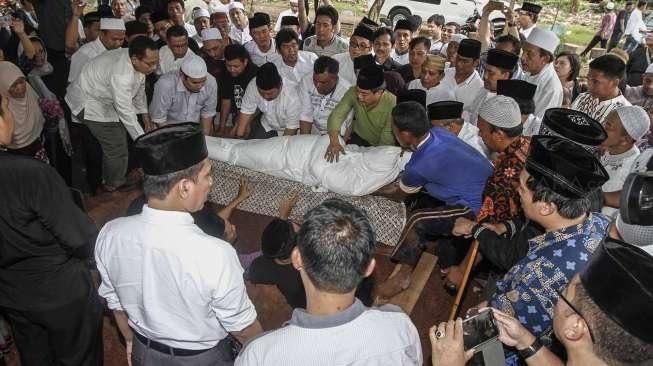 Keluarga dan sejumlah tokoh menghadiri pemakaman Ketua KPU almarhum Husni Kamil Manik di TPU Jeruk Purut, Jakarta, Jumat (8/7).[Suara.com/Kurniawan Mas'ud]