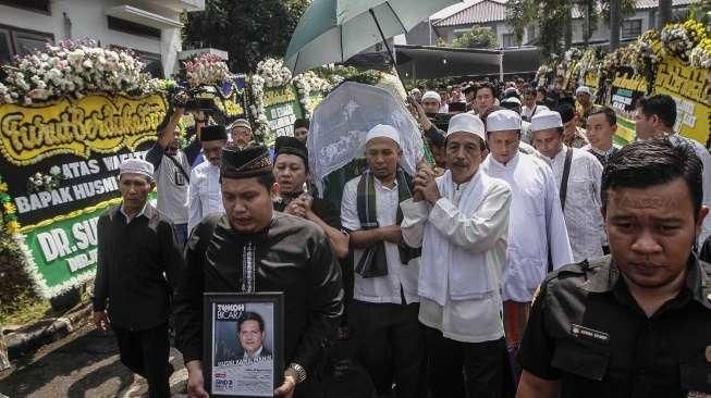 Keluarga dan sejumlah tokoh menghadiri pemakaman Ketua KPU almarhum Husni Kamil Manik di TPU Jeruk Purut, Jakarta, Jumat (8/7).[Suara.com/Kurniawan Mas'ud]