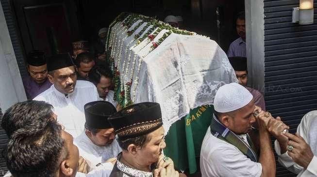 Keluarga dan sejumlah tokoh menghadiri pemakaman Ketua KPU almarhum Husni Kamil Manik di TPU Jeruk Purut, Jakarta, Jumat (8/7).[Suara.com/Kurniawan Mas'ud]