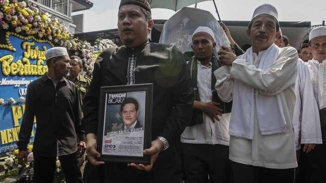 Keluarga dan sejumlah tokoh menghadiri pemakaman Ketua KPU almarhum Husni Kamil Manik di TPU Jeruk Purut, Jakarta, Jumat (8/7).[Suara.com/Kurniawan Mas'ud]