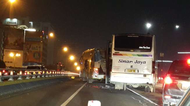 Dua Bus Alami Kecelakaan di Tol Kuningan Menunju Cawang