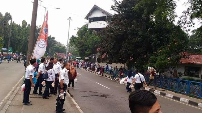 Ditjen Perhubungan Darat Bagikan Makanan ke Pemudik Arus Balik