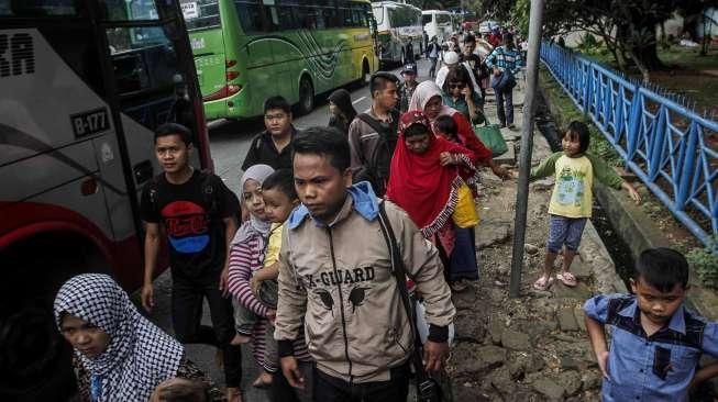 Pemudik Padati Terminal Kampung Rambutan