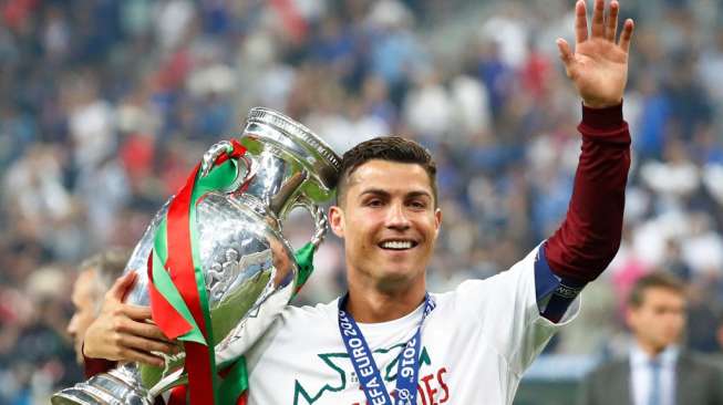 Juara Euro 2016, Ronaldo Berbagi Kegembiraan dengan Ferguson