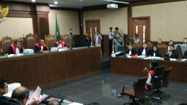 Rompi Tahanan Bikin Psikis Jessica Terganggu Jalani Sidang