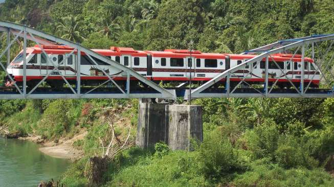 Uji rute pertama tidak sampai tujuan karena atap railbus tidak bisa melewati jembatan.