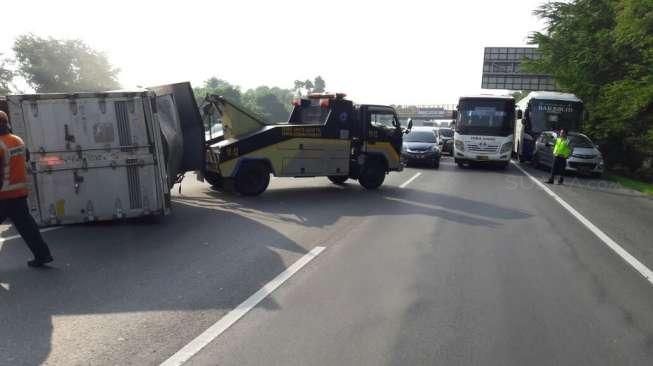 Sebuah Truk Terbalik di Jalan Tol Jakarta-Cikampek